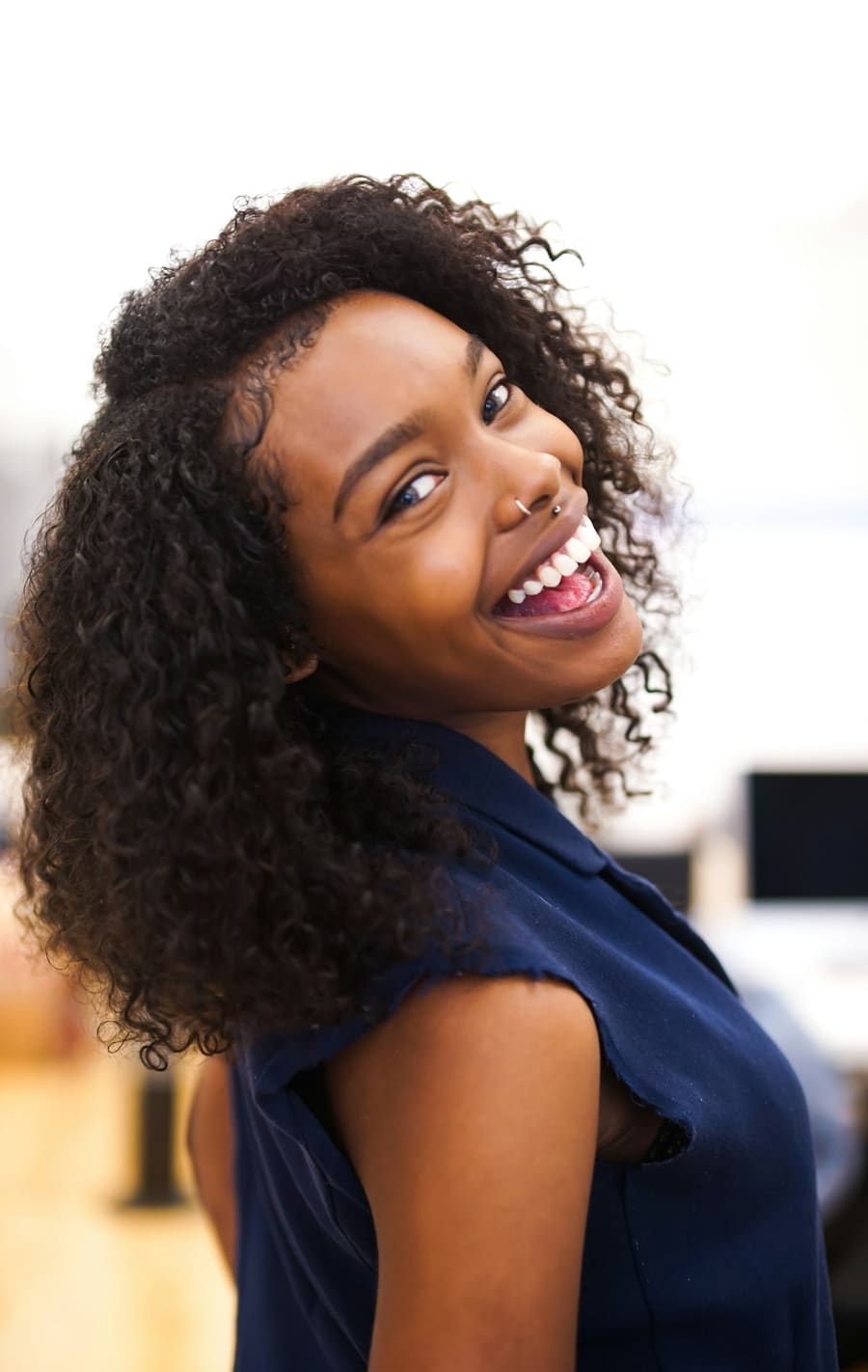 Cliente souriante aux cheveux bouclés