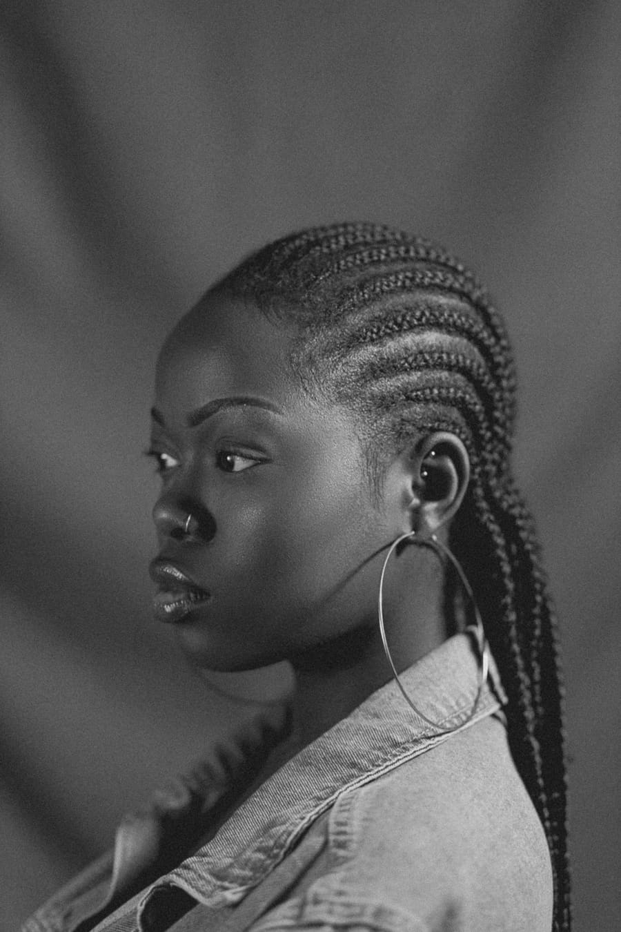 Cliente en cornrows et veste en jean