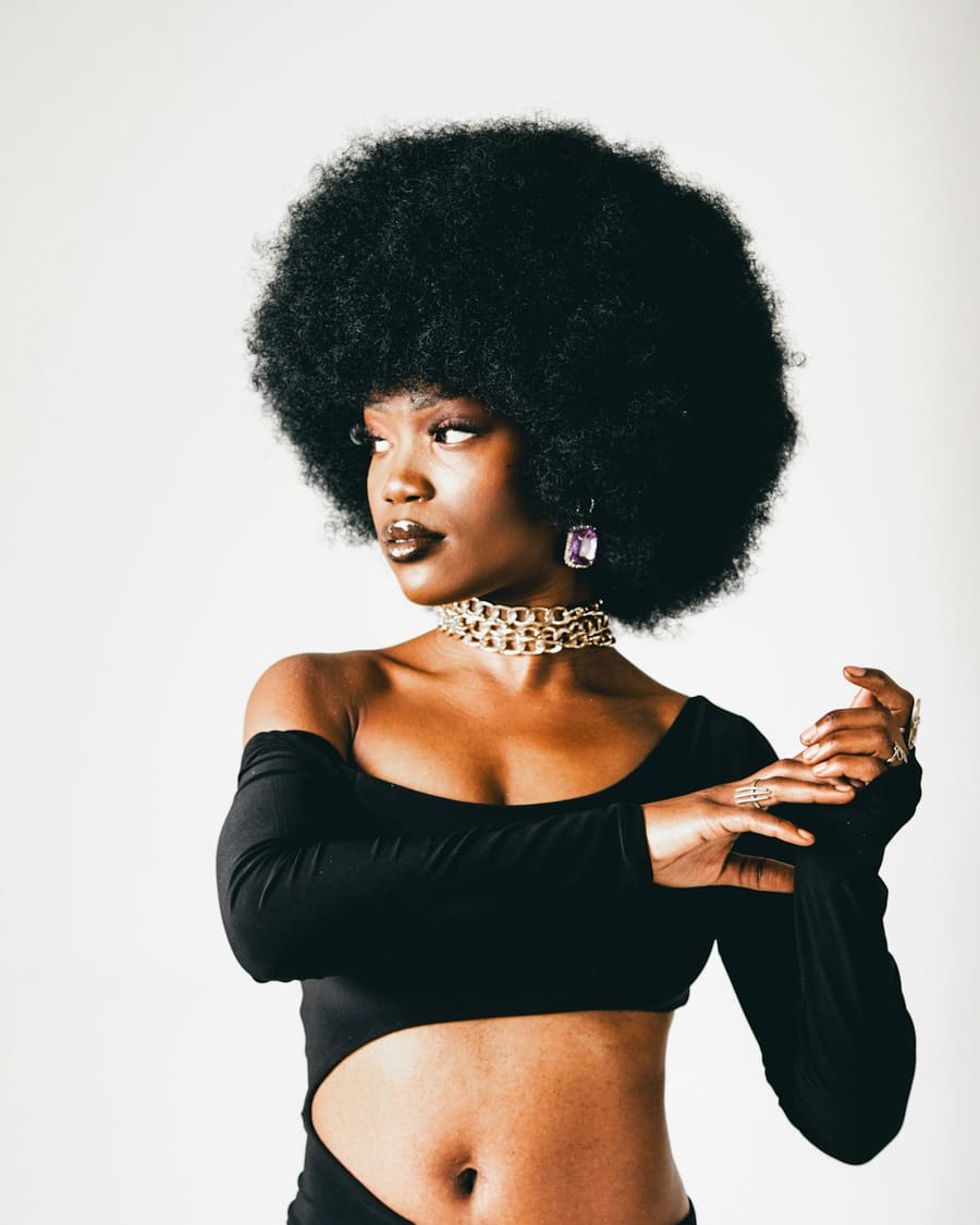 Cliente avec une perruque afro